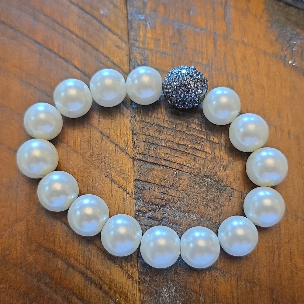 Elegant Pearl Bracelet with Silver Accent